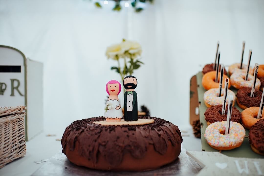peep show inspired wedding cake